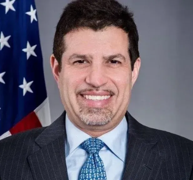بعد تعيينه قائدًا لمركز التنسيق المدني العسكري في غزة.. ما لا تعرفه عن السفير الأمريكي لدى اليمن ‘‘ستيفن فاجن’’